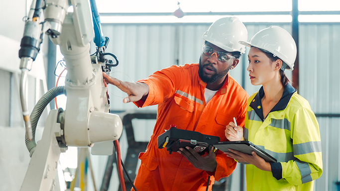 Image shows workers at a manufacturing plant. American manufacturers are more carbon-efficient than the world average.